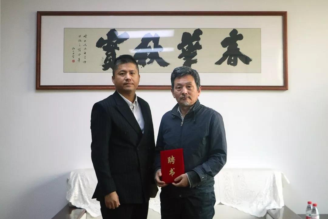 刘董事长为河北师范大学教授高宏刚颁发聘书