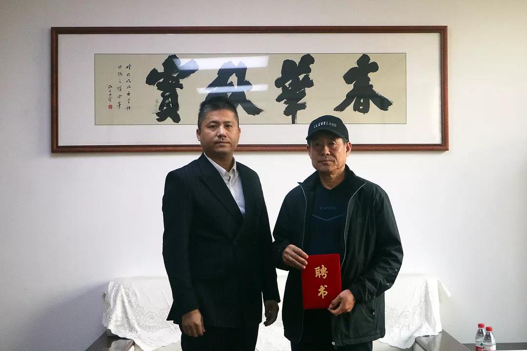 刘董事长为河北画院版画院副院长高华颁发聘书