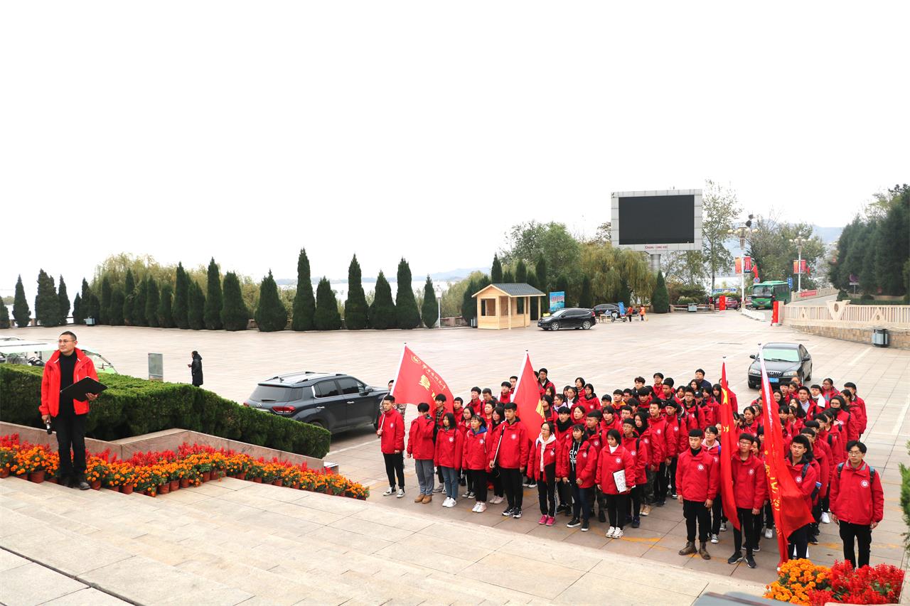 華唐藝術高中組織開展愛國教育