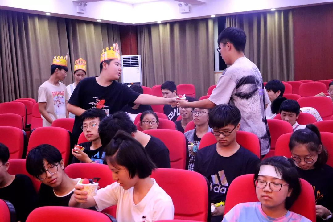 華唐藝術高中小壽星給小夥伴分發蛋糕