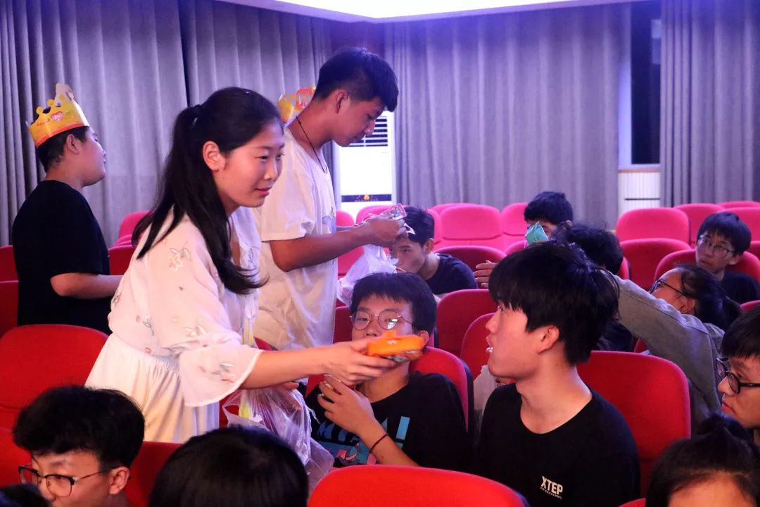 華唐教師給學生帶來了小禮物