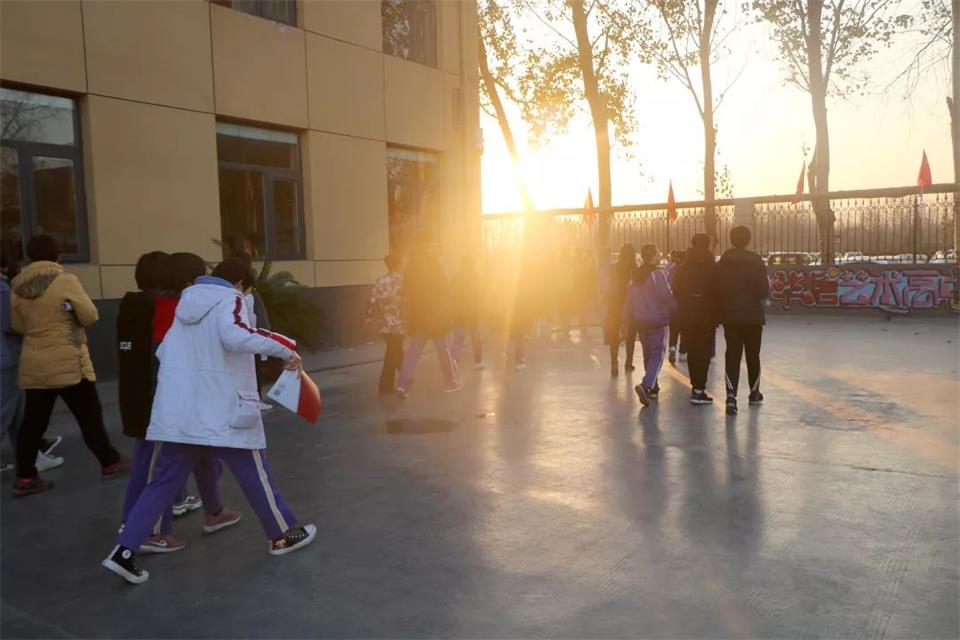 学生参观华唐艺术高中