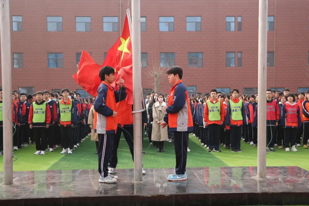 精英华唐艺术高中隆重举行本学期第三次升旗仪式