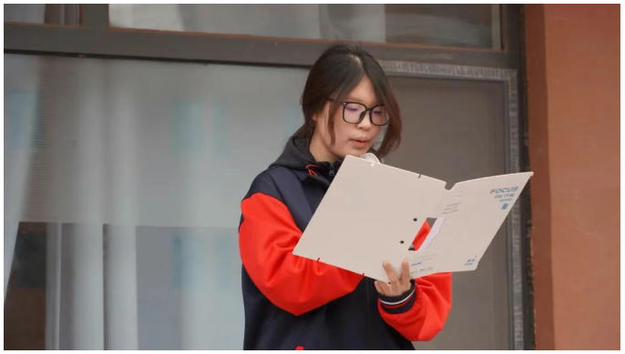 精英华唐艺术高中升旗仪式