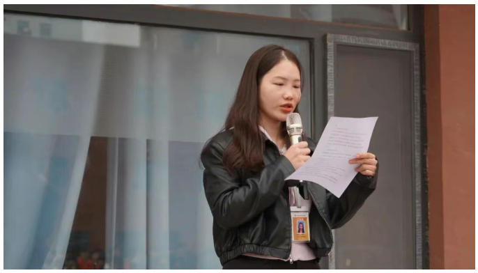 精英华唐艺术高中升旗仪式