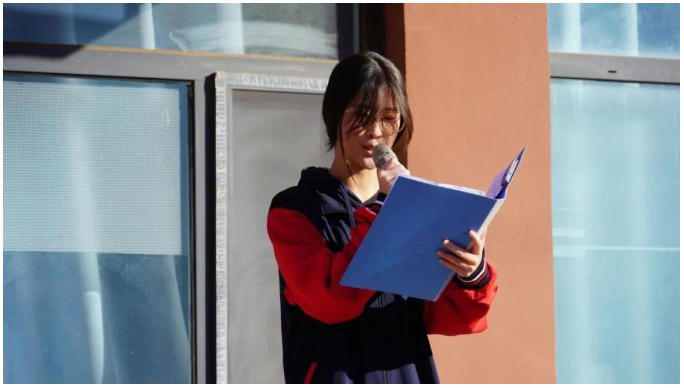 精英华唐艺术高中升旗仪式