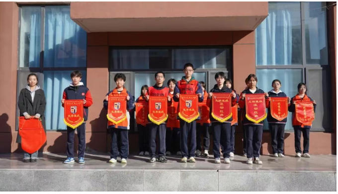 精英华唐艺术高中升旗仪式