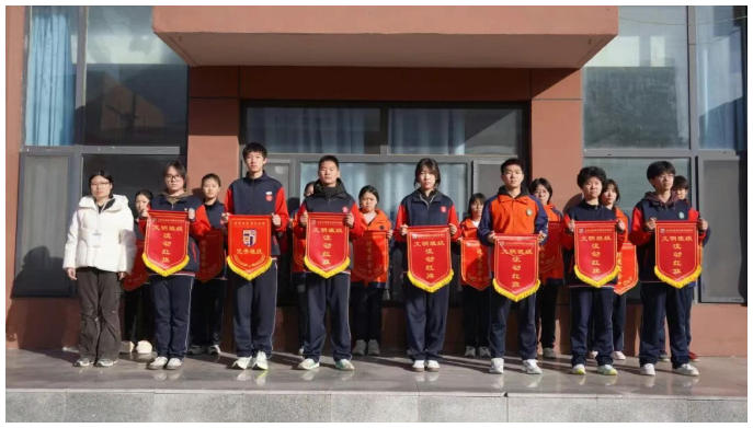 精英华唐艺术高中升旗仪式