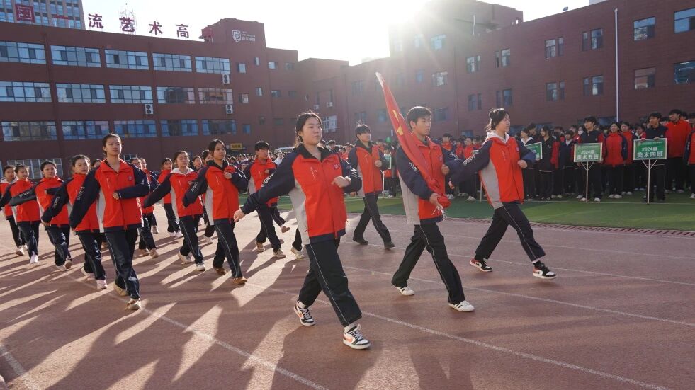 精英华唐艺术高中升旗仪式