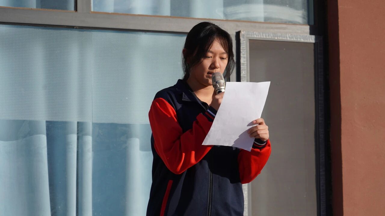 精英华唐艺术高中升旗仪式