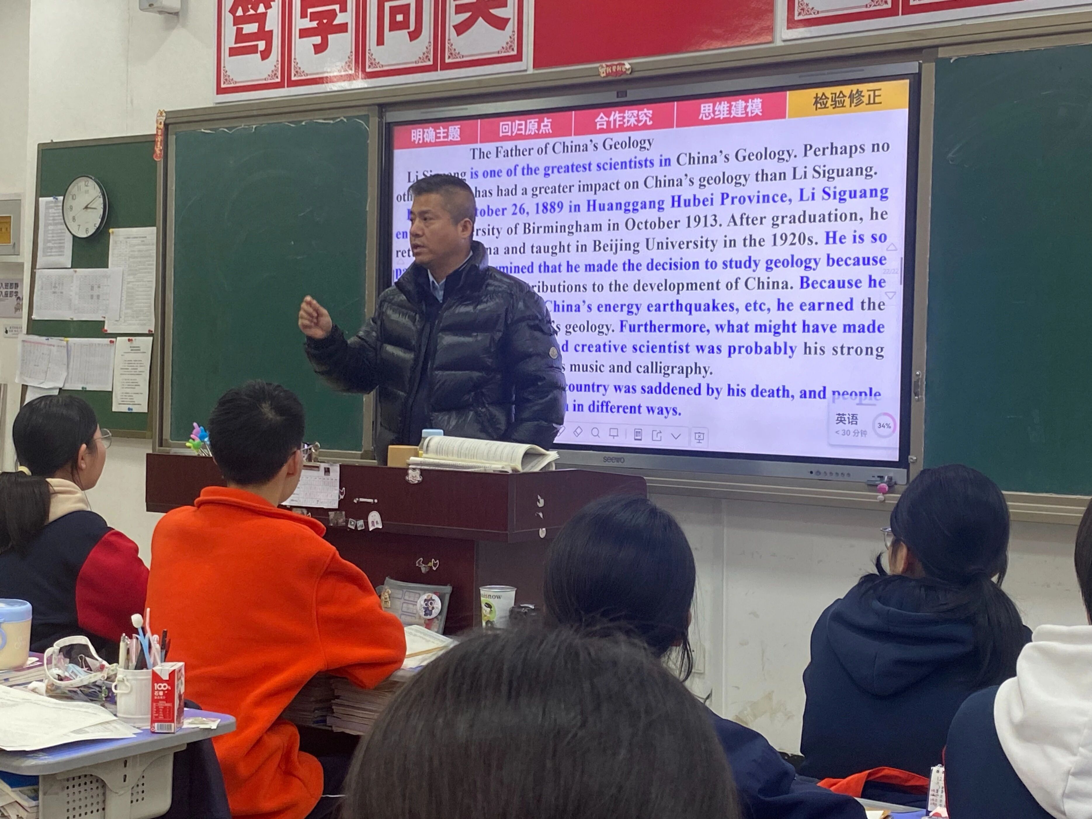 精英华唐艺术高中校领导巡视课堂