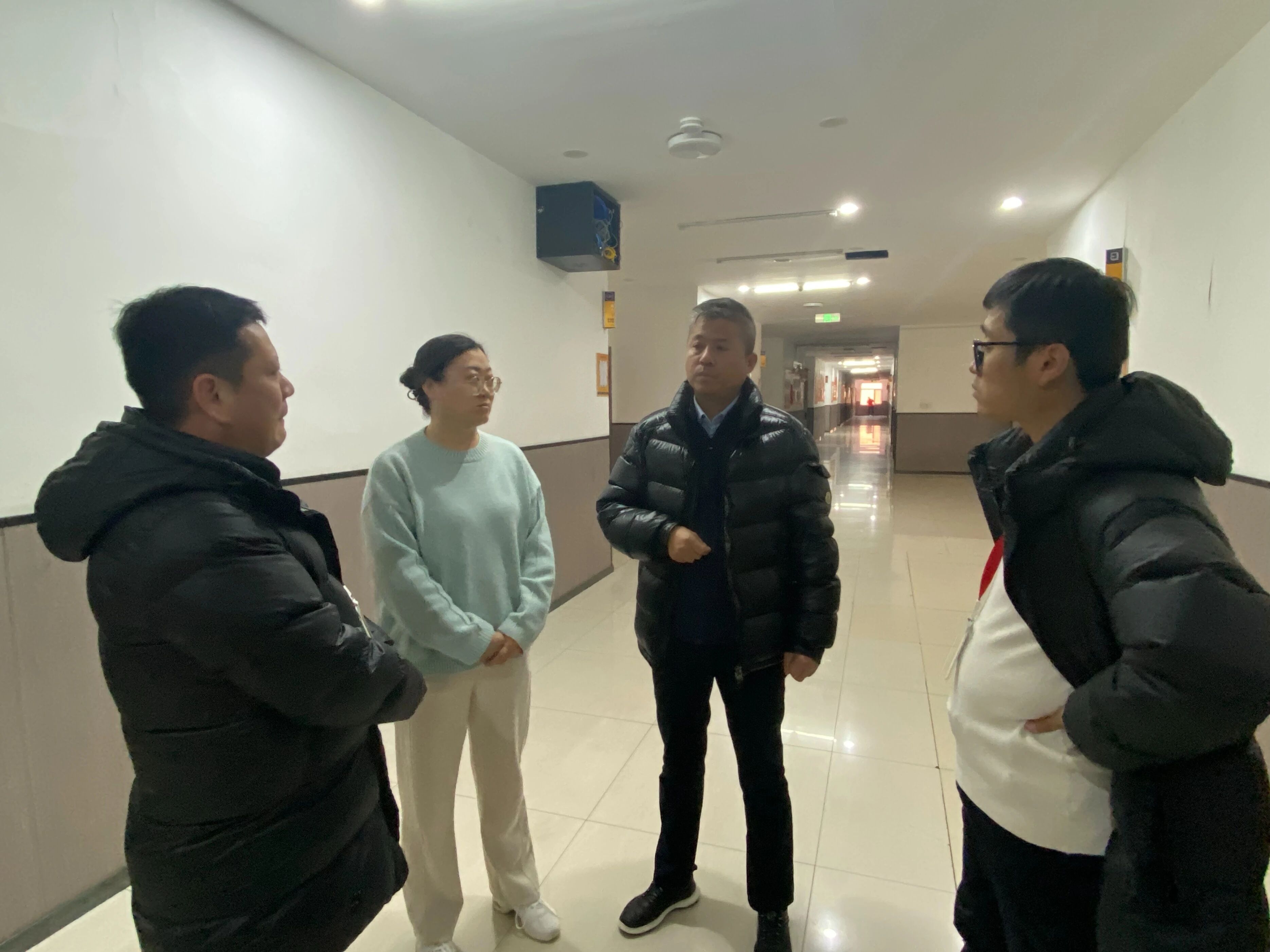 精英华唐艺术高中校领导巡视课堂