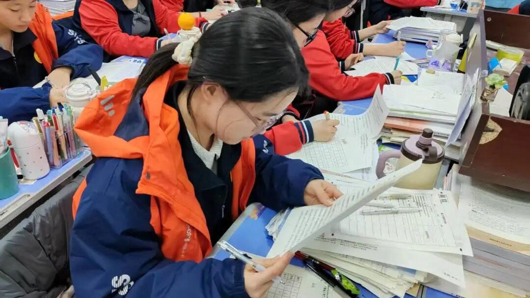 精英华唐艺术高中开展心理健康测评活动