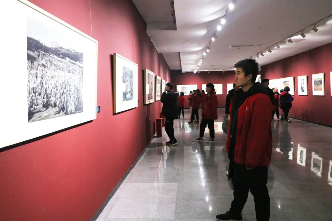 2021届美术专业学生参观画展